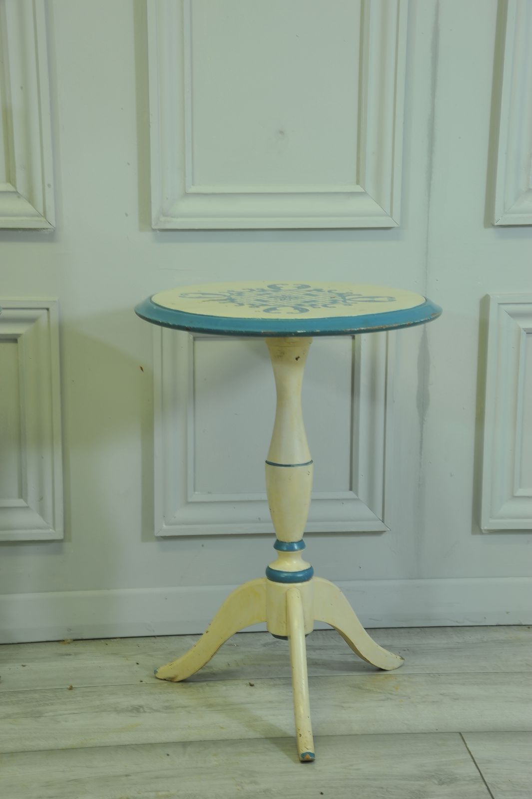 A Pair Of Vintage French Painted Side Bedside Lamp Drinks Tripod Tables photo 395.0