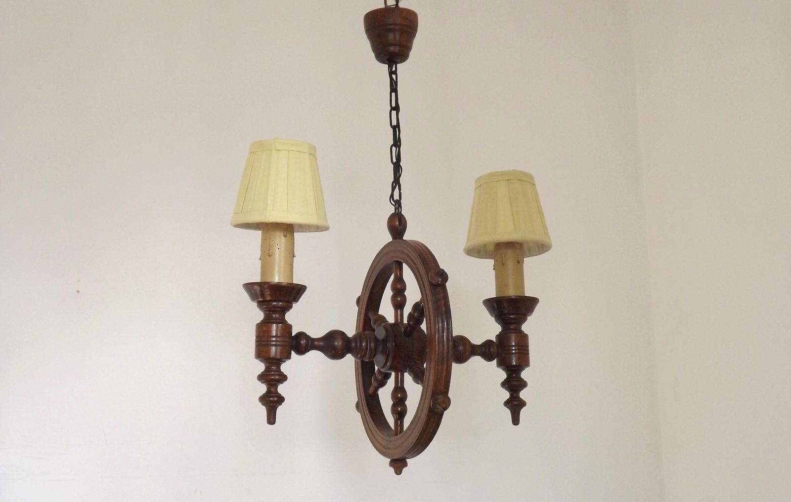 Lustre 2 lumières de style campagne française en bois avec abat-jour en tissu crème photo furniture