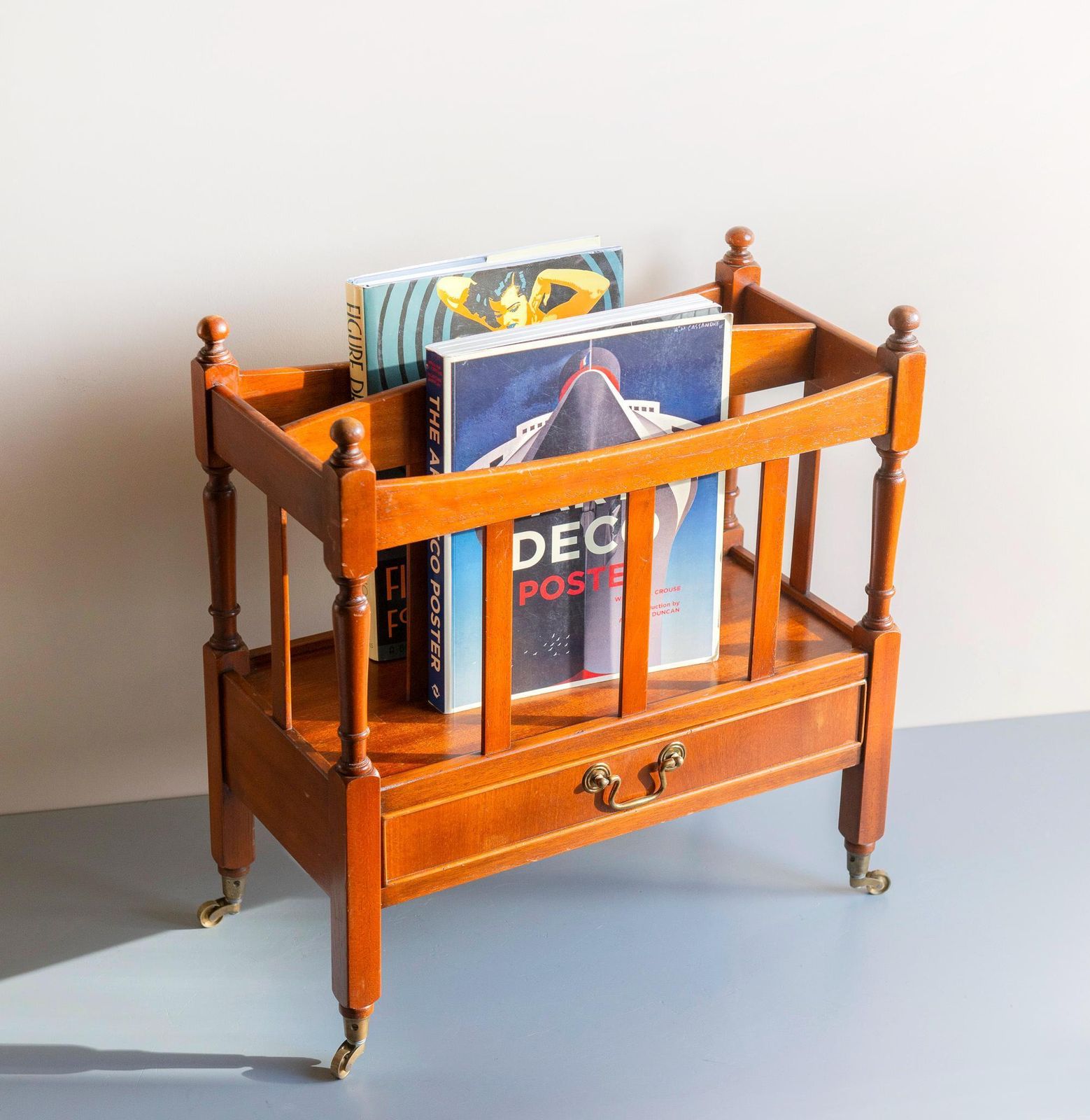 Vintage Houten Tijdschriftenrek Op Wielen Met Lade – Mid Century Boekenkast Op Rijdbaar Onderstel photo for sale
