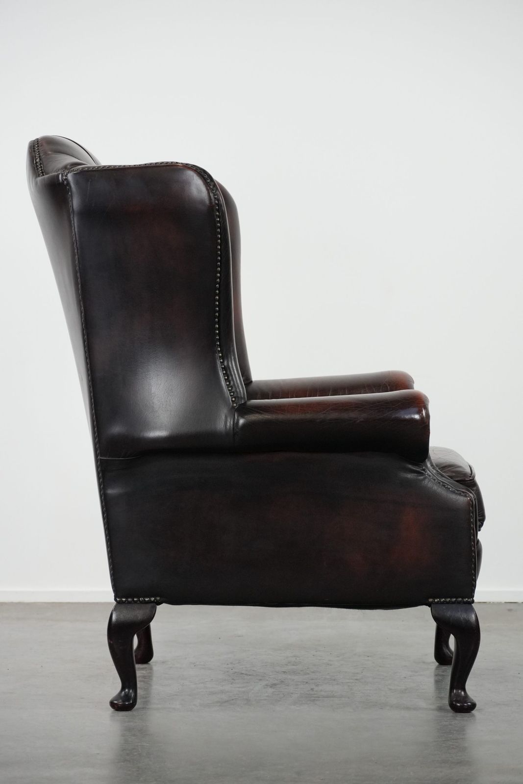 Bruine Koeienhuid Chesterfield Fauteuil Met Vleugelleuningen In Klassieke Engelse Stijl. photo for sale