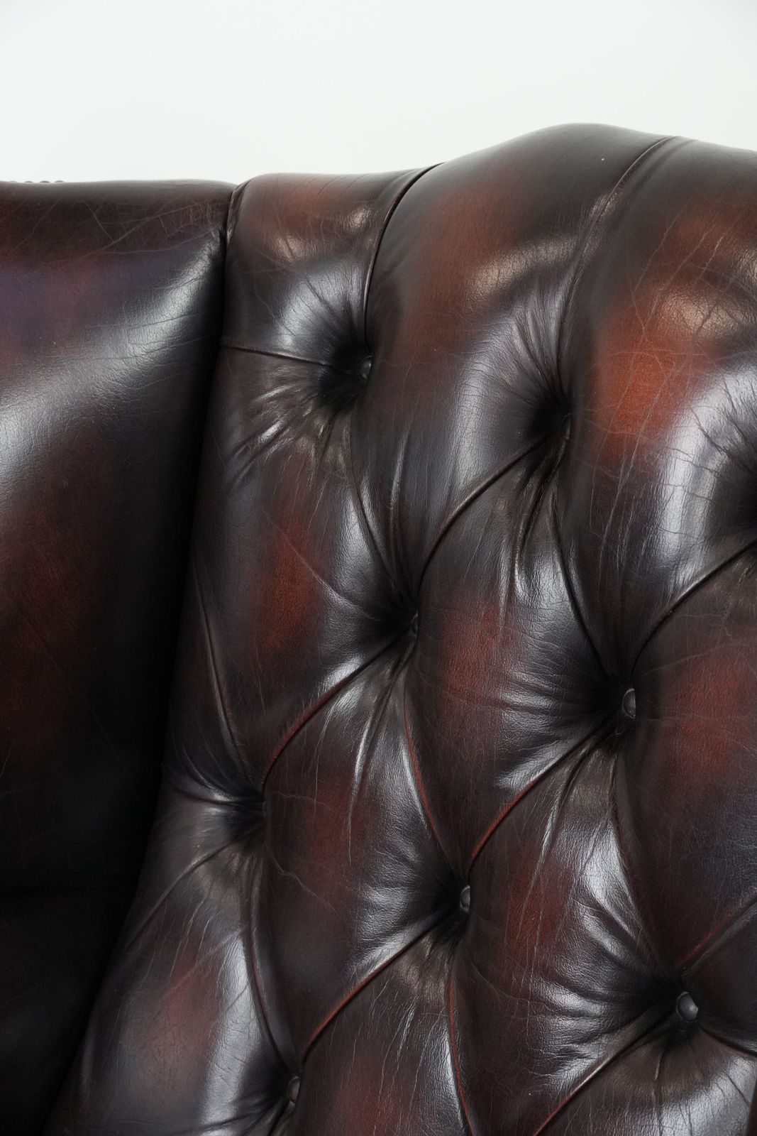 894.0 Bruine Koeienhuid Chesterfield Fauteuil Met Vleugelleuningen In Klassieke Engelse Stijl. photo