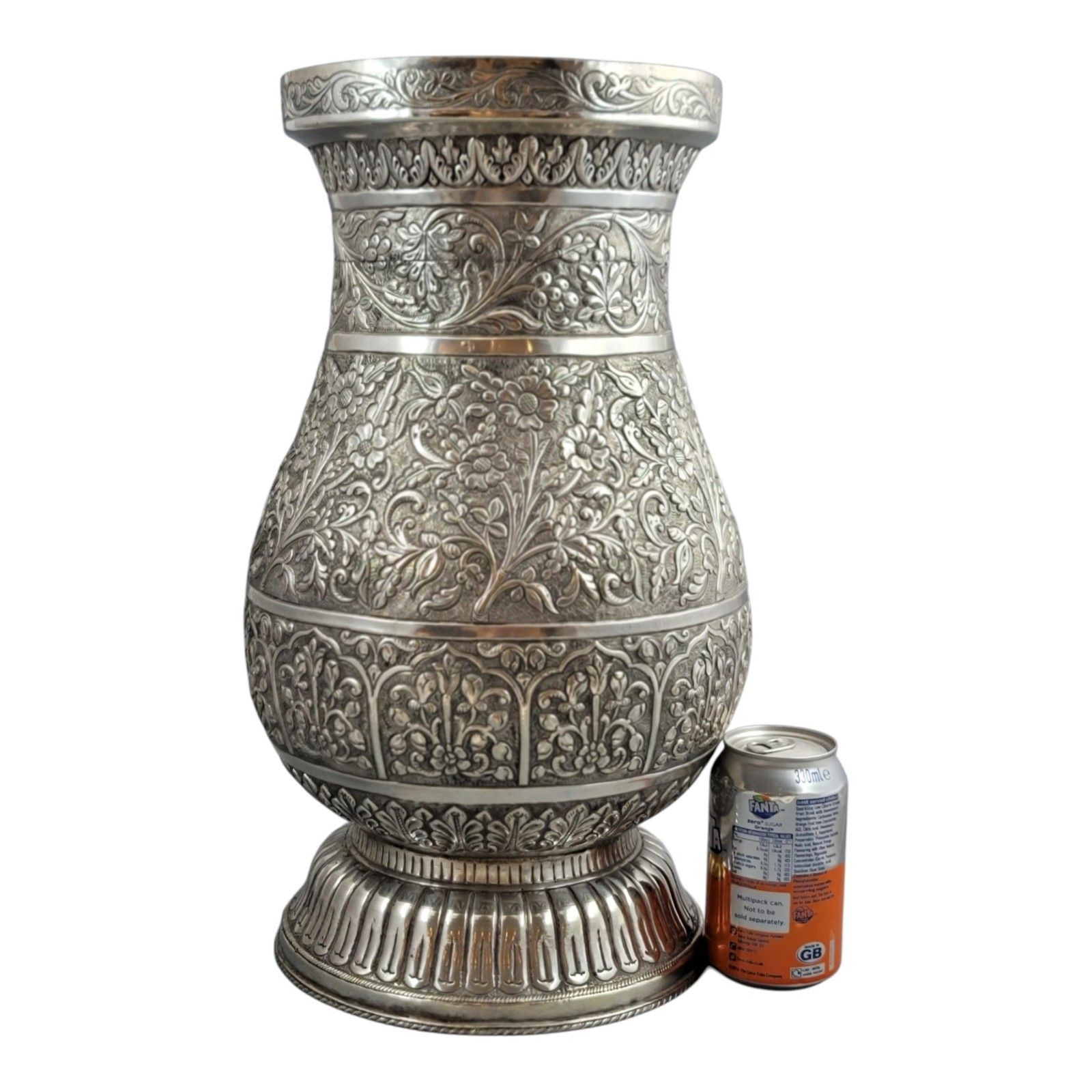 photo vintage Large Indian Silver Vase Kutch Gujarat 3012g Repousse Antique Baluster Form