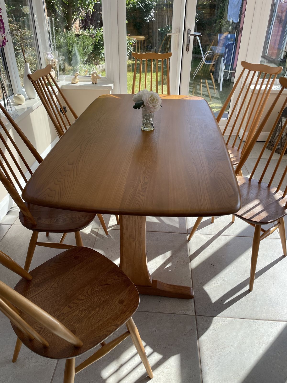 Ercol Windsor Dinning Table And 6 Goldsmith Chairs In Excellent Condition photo vintage