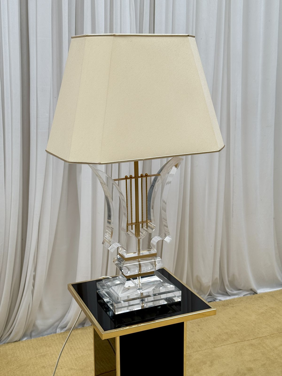 Rare 1970s Italian Hollywood Regency Lucite Table Lamp With Original Shade – Sculptural Harp Design