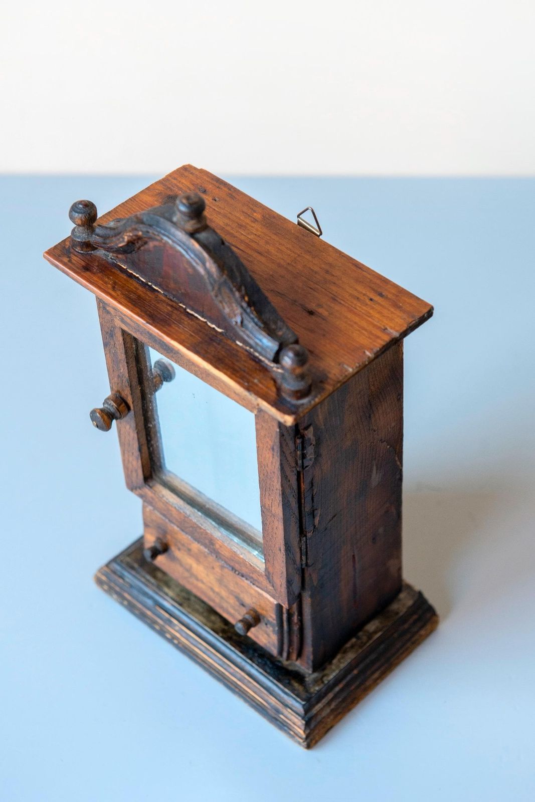 photo furniture Antiek Miniatuur Spiegelkastje – Houten Wandkastje Met Lade, Volkskunst, 19e Eeuw
