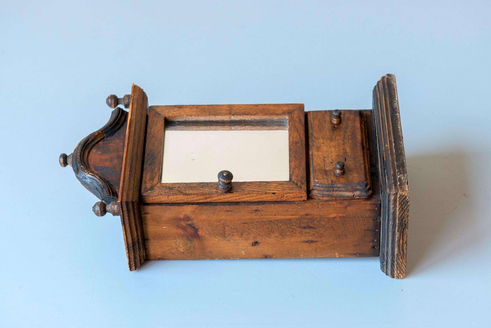 Meubels Antiek Miniatuur Spiegelkastje – Houten Wandkastje Met Lade, Volkskunst, 19e Eeuw photo