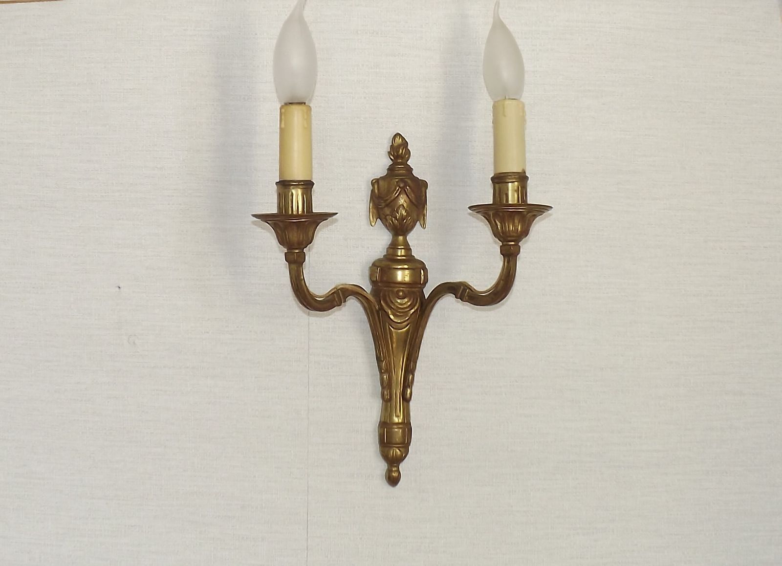 Grande applique murale double Empire en bronze, style français, avec détail urne et guirlande photo buy