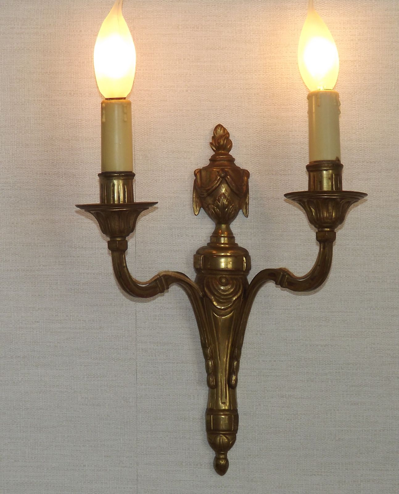 Grande applique murale double Empire en bronze, style français, avec détail urne et guirlande photo for sale