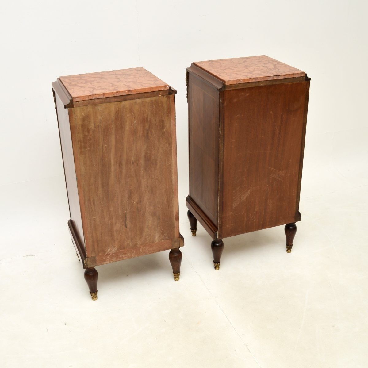 photo vintage Pair Of Antique French Inlaid Walnut Marble Top Bedside Cabinets