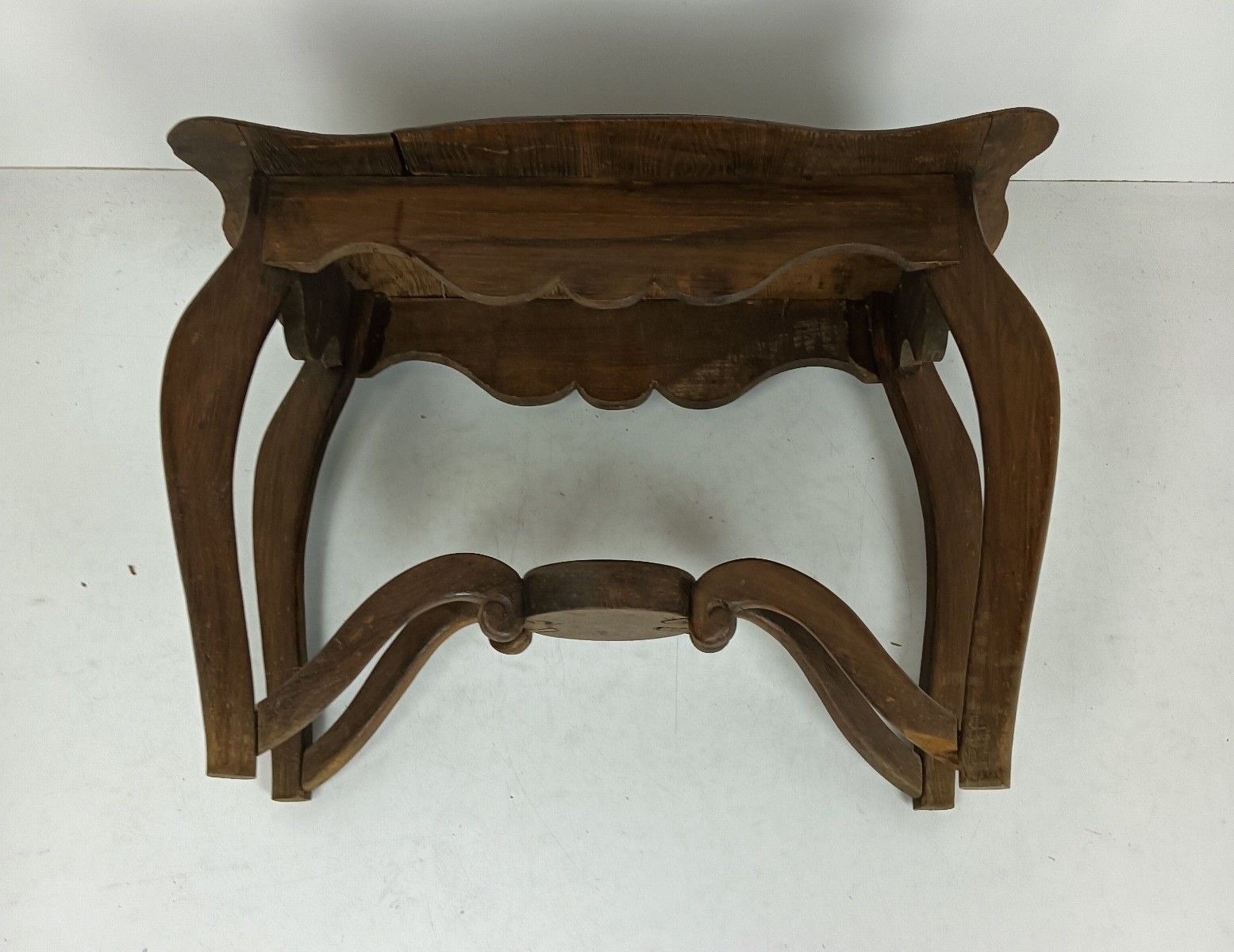 photo furniture Antique Small Side Coffee Occasional Table Carved Wood Barn Farmhouse Style
