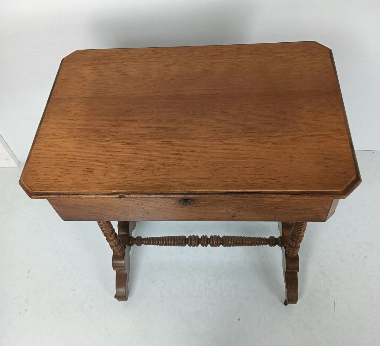 photo vinterior Antique Art Deco Sewing Quilting Box Table Cabinet Desk On Wheels