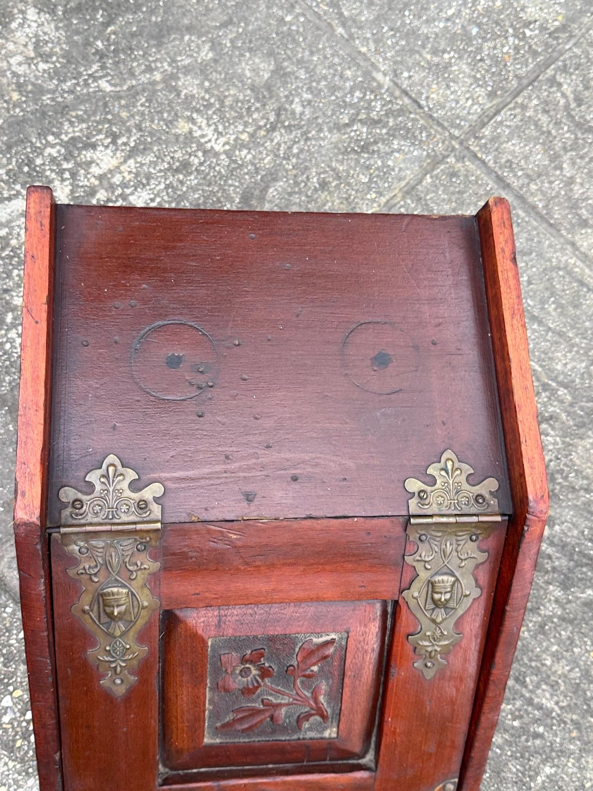 photo vinterior Antique Victorian Carved Wooden Coal Scuttle Brass Mount Fireside Storage Box