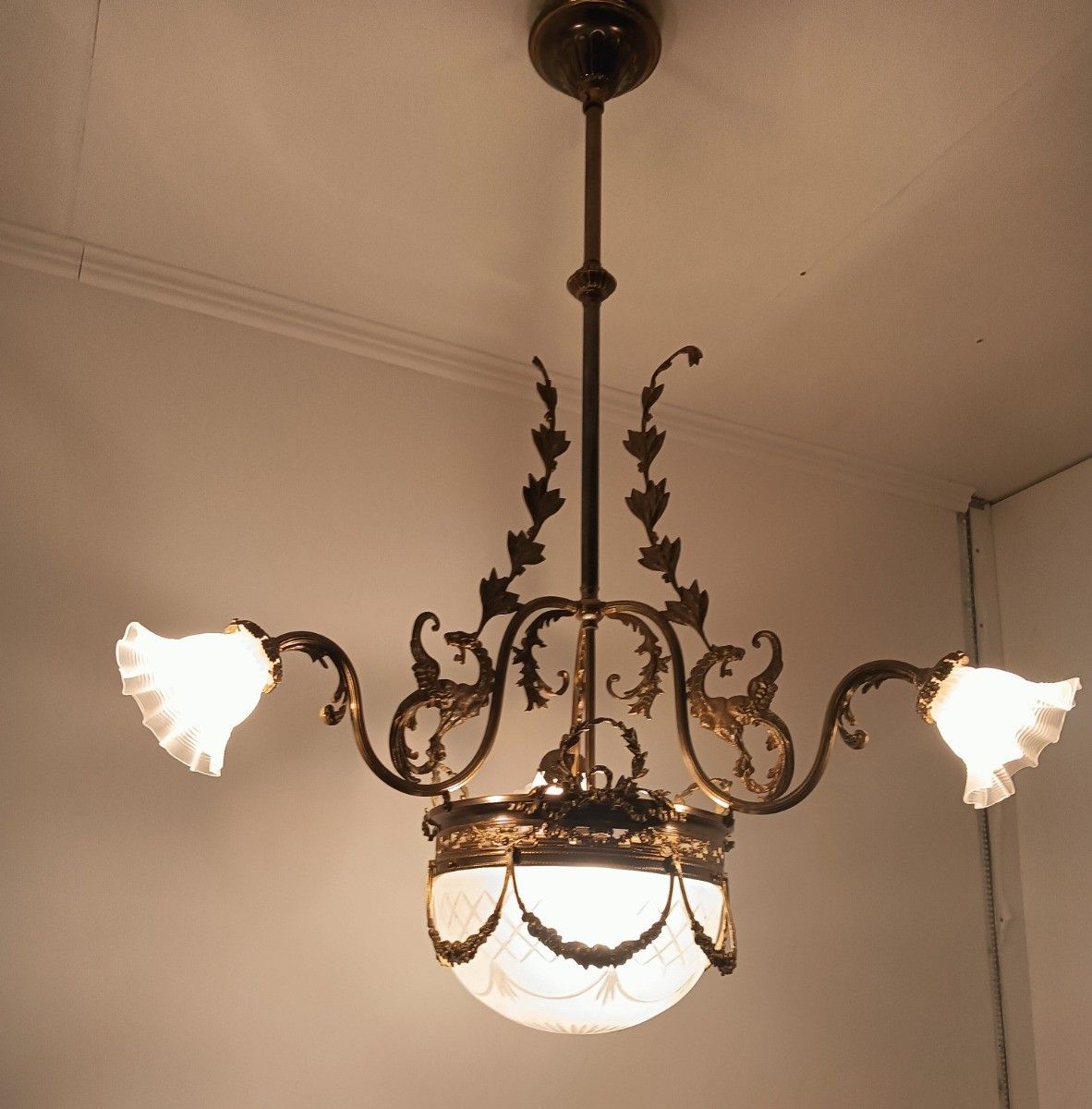photo furniture Large Art Deco Antique Chandelier 4 Lights 3 Arm Decorative Etched Glass French