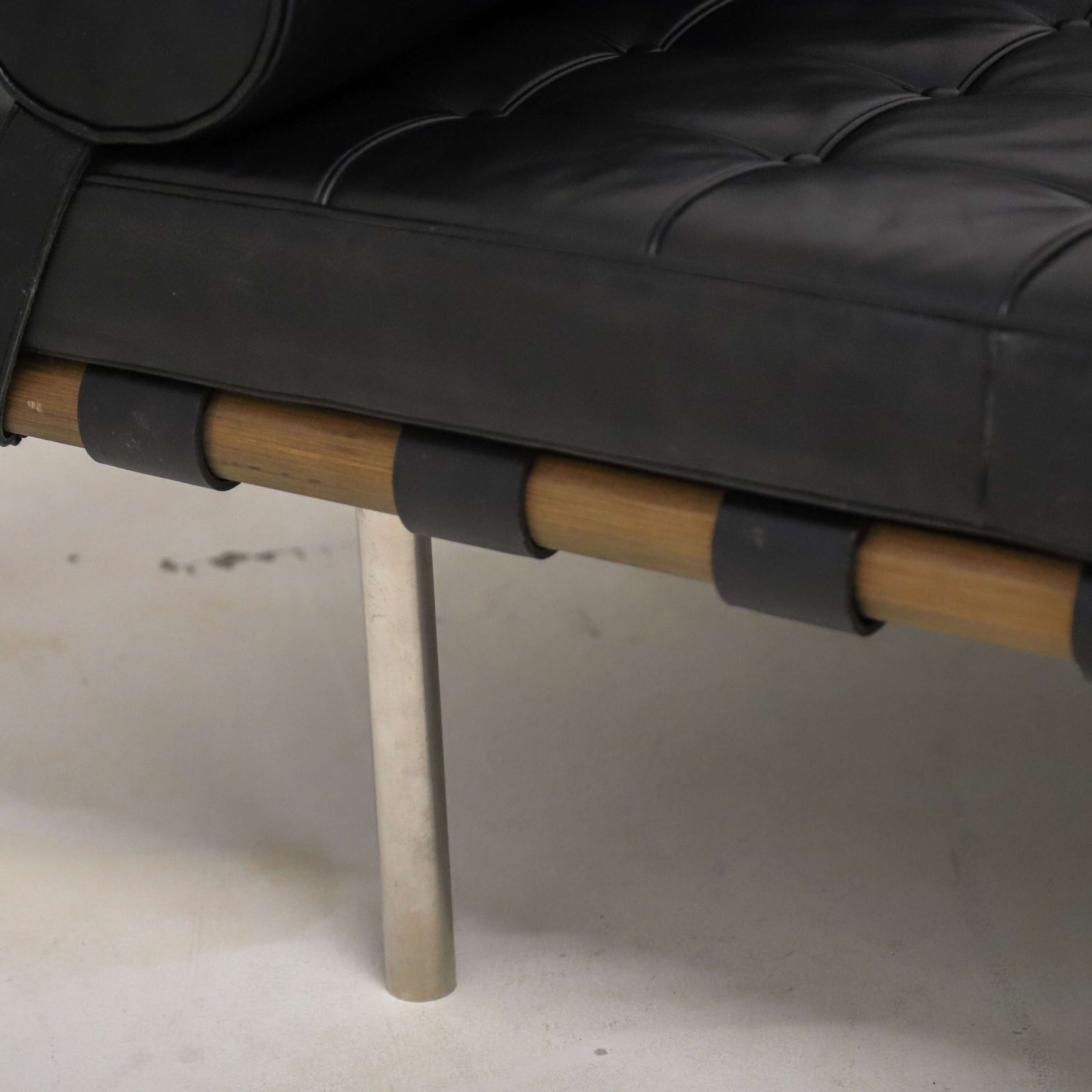 1965.0 Vintage 1990s Barcelona Day Bed In Black Leather And Rosewood photo