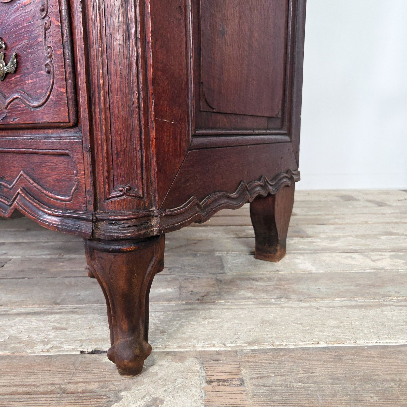 photo vinterior Antqieu French Serptentine Chest Of Drawers