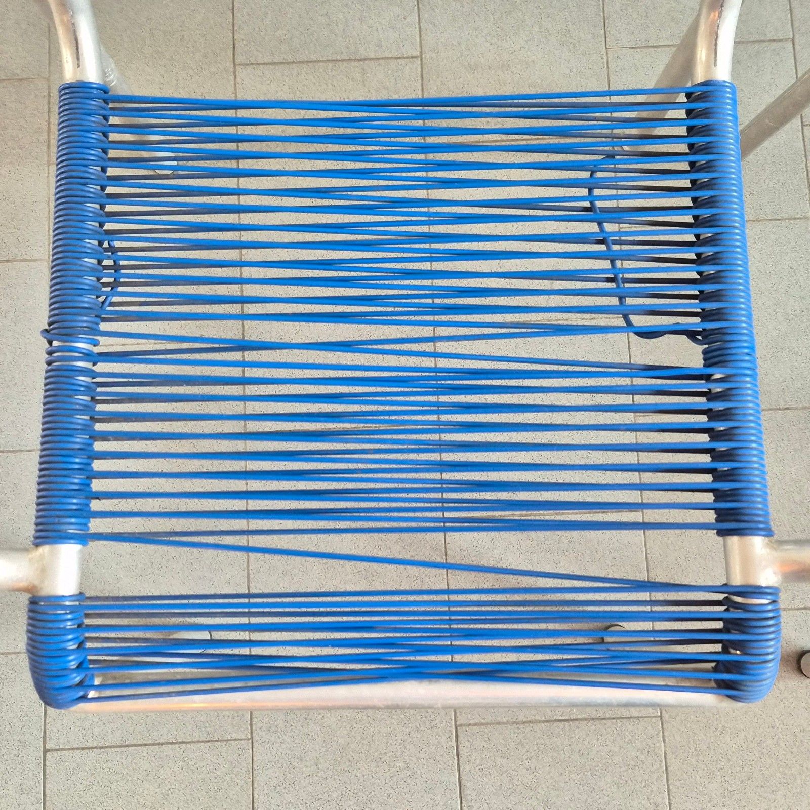 photo furniture Vintage 1950s Scoubidou Aluminium & Plastic Wire 50s Suite Of 5 Armchairs