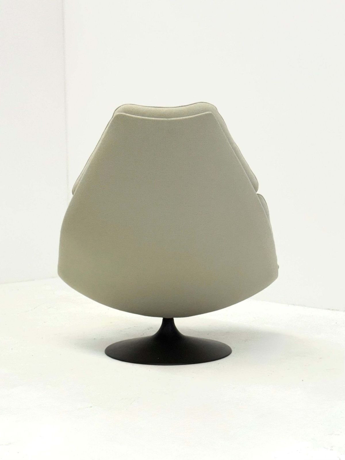 Artifort F588 Lounge Chair With Ottoman By Geoffrey Harcourt photo vinterior