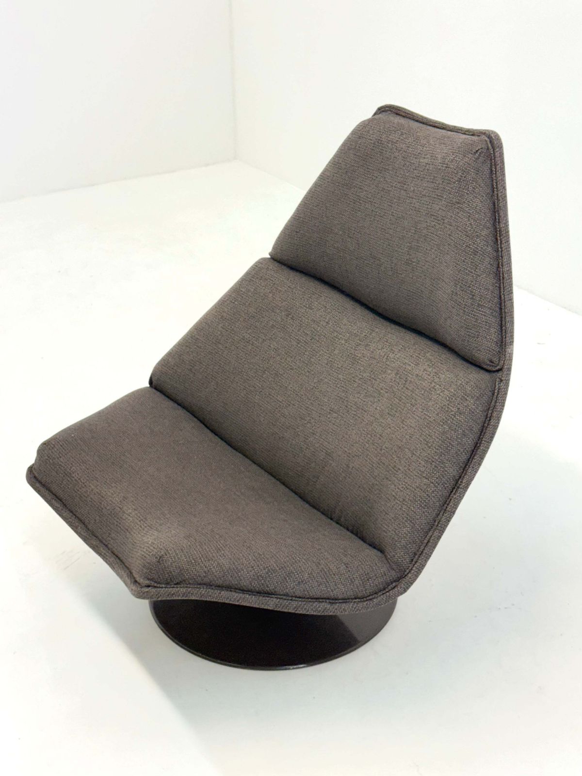 photo furniture Artifort F510 Armchair By Geoffrey Harcourt
