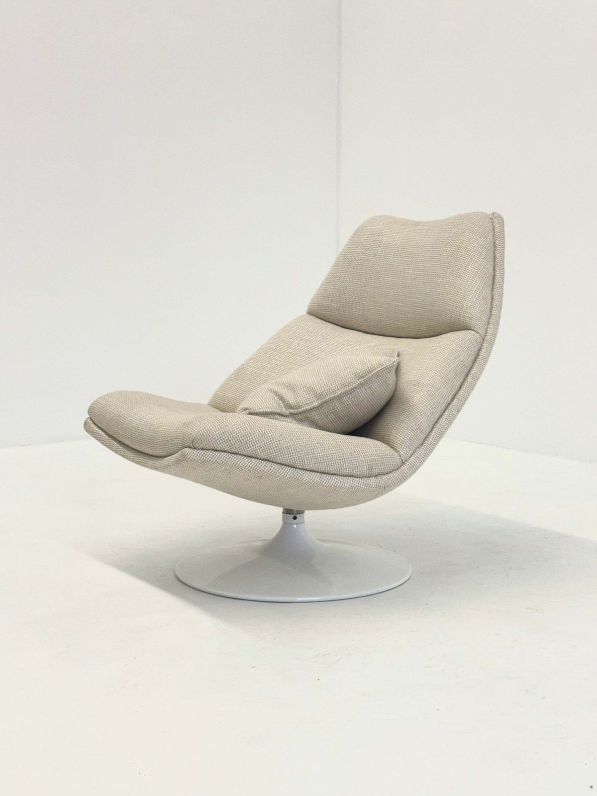 Artifort F511 Armchair In Cream