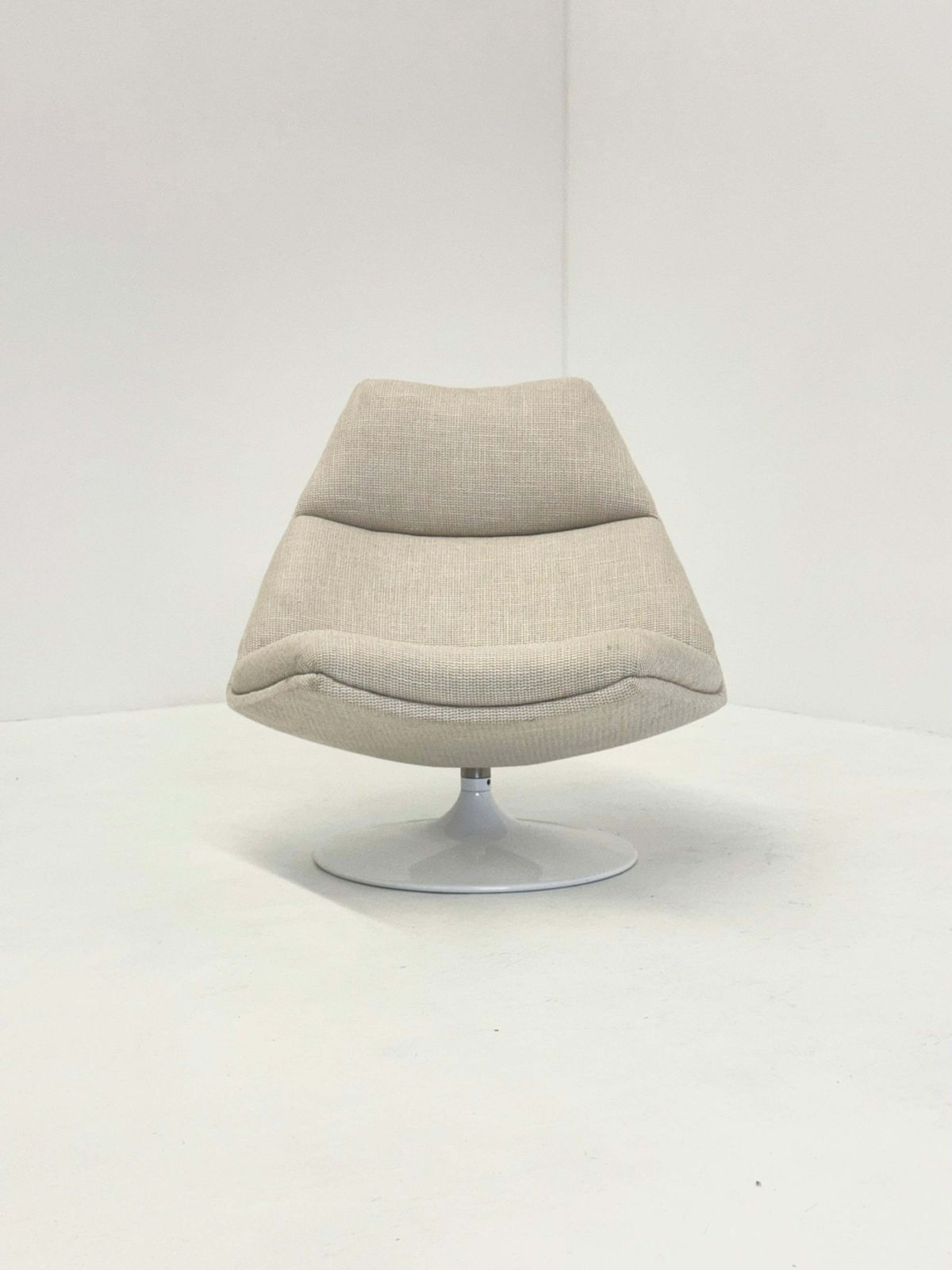 Artifort F511 Armchair In Cream photo for sale