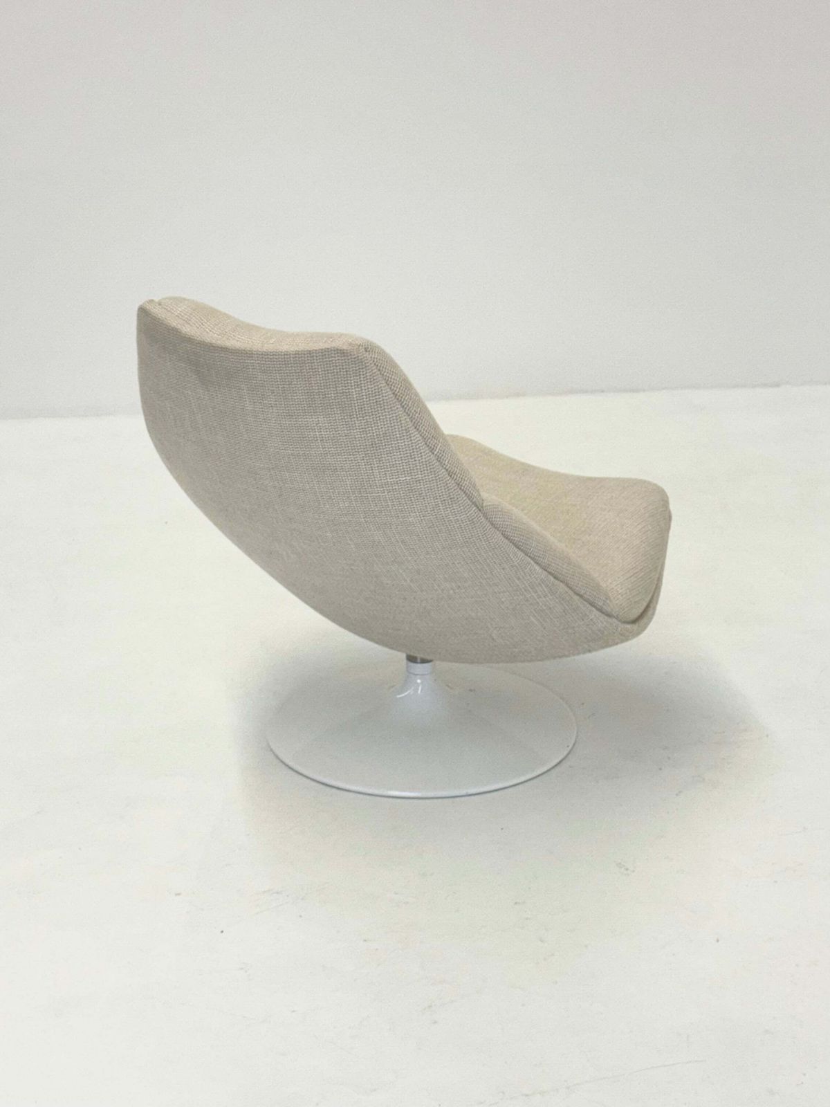 Artifort F511 Armchair In Cream photo 1900.0