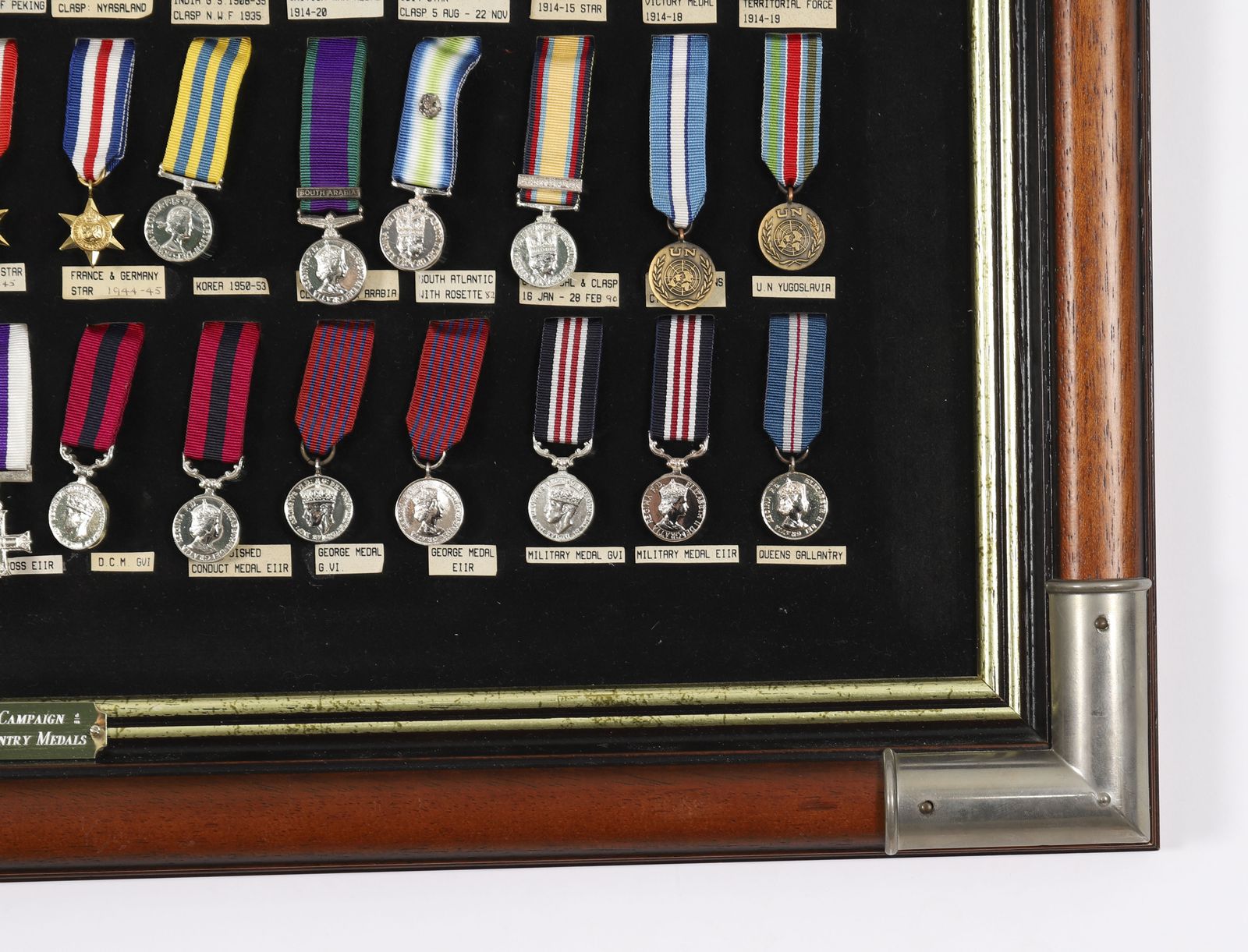 Framed Display Of British Gallantry & Campaign Medals 20th Century photo vinterior
