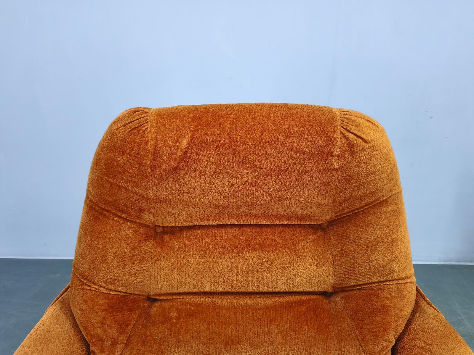 photo furniture Pair Of Italian Space Age Lounge Chairs, Orange Upholstery, 1970s