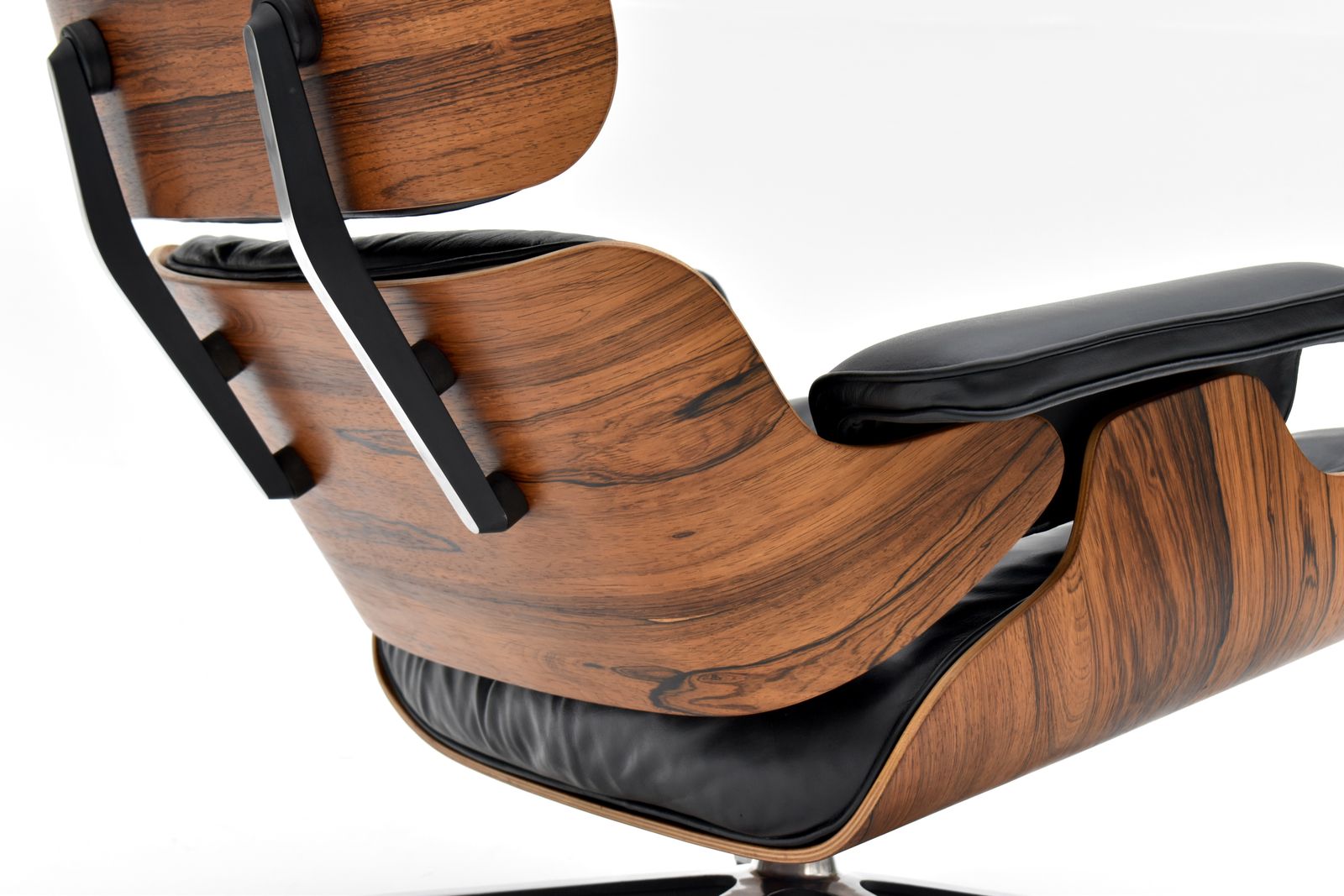 photo vintage Early 1960s  Production Vintage Eames Lounge Chair For Herman Miller