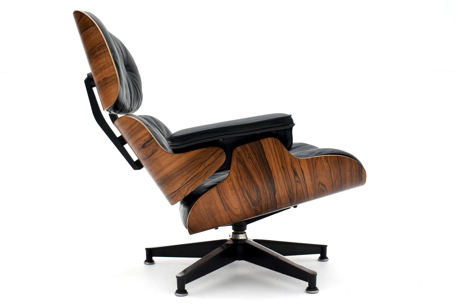 Early 1960s  Production Vintage Eames Lounge Chair For Herman Miller