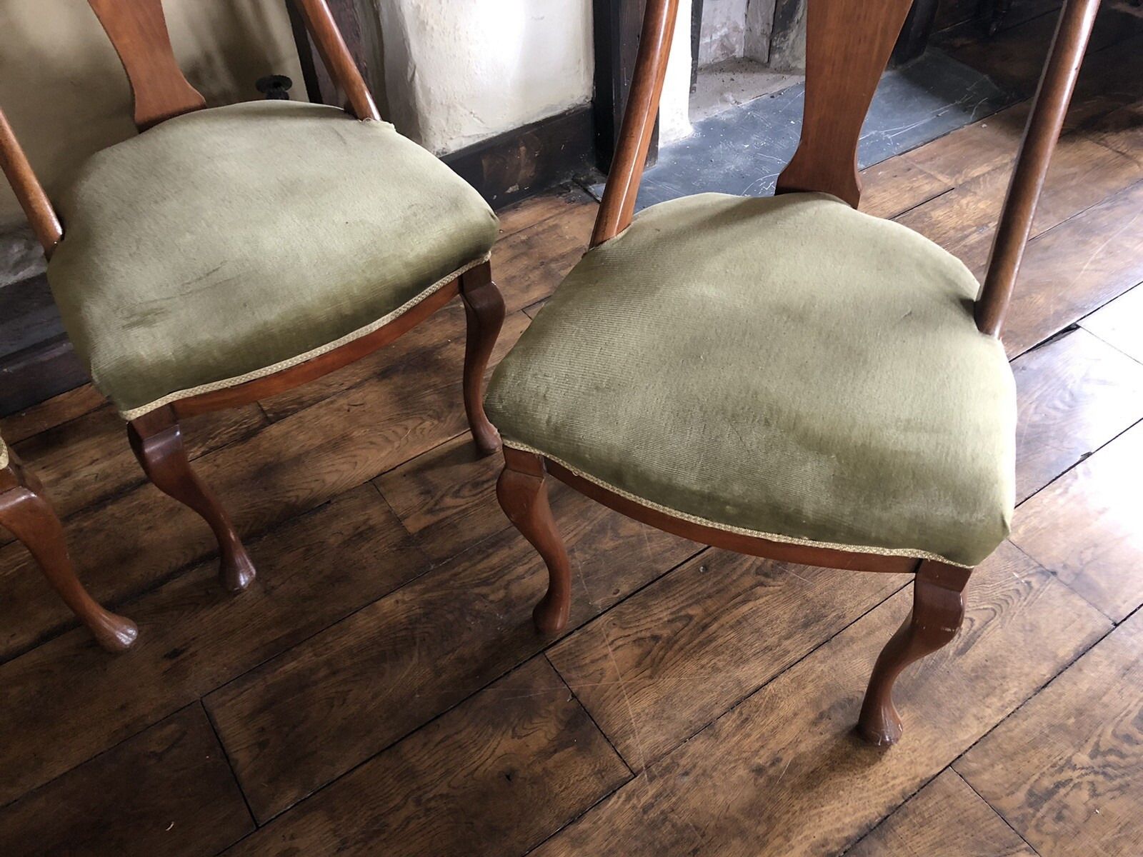 Elegantly Curved Queen Anne Vintage Antique Olive Green Velvet Chairs X 4 photo 299.0