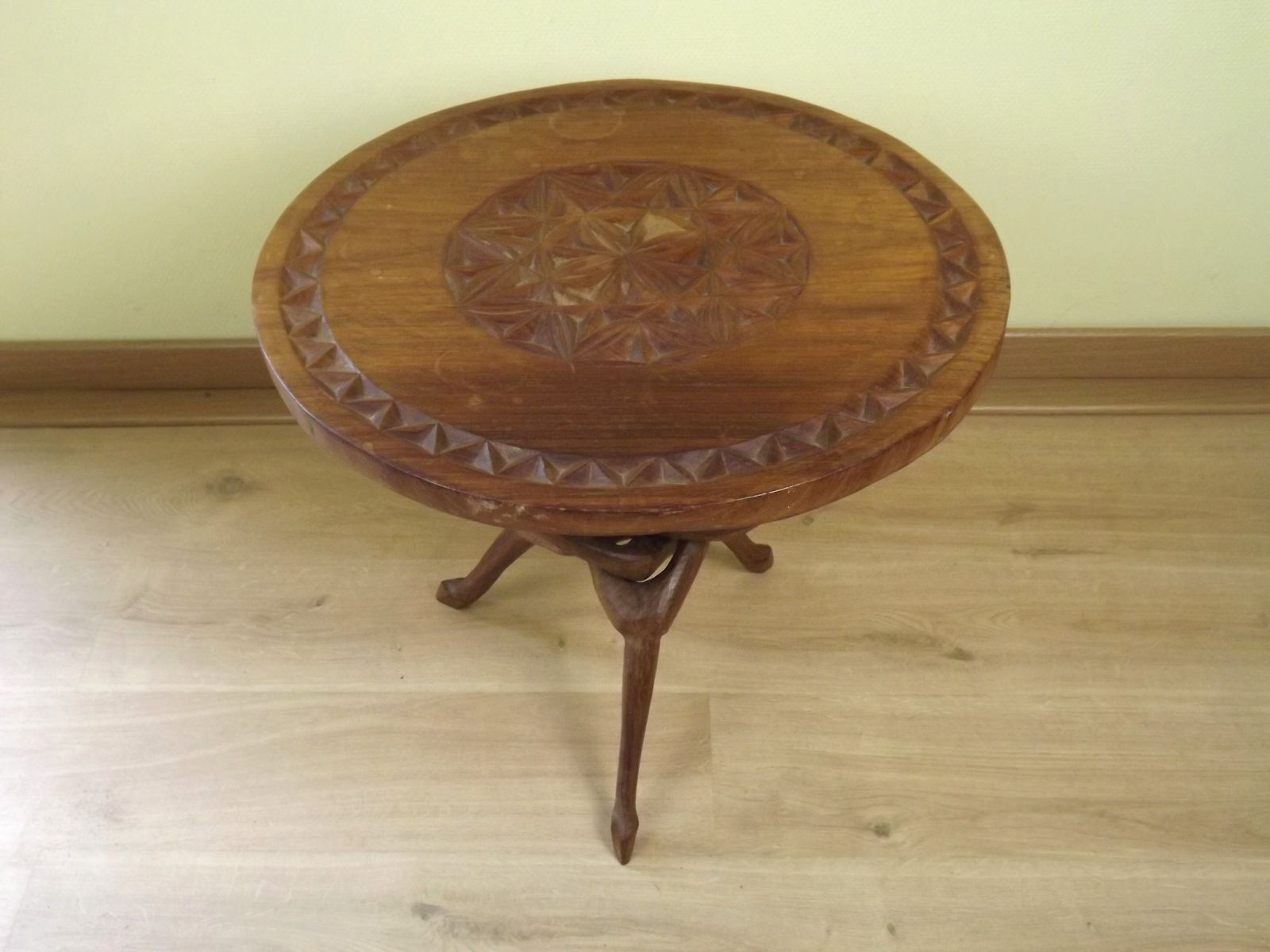 Table d'appoint en bois dur africain sculpté, plateau géométrique et pieds entrelacés photo furniture