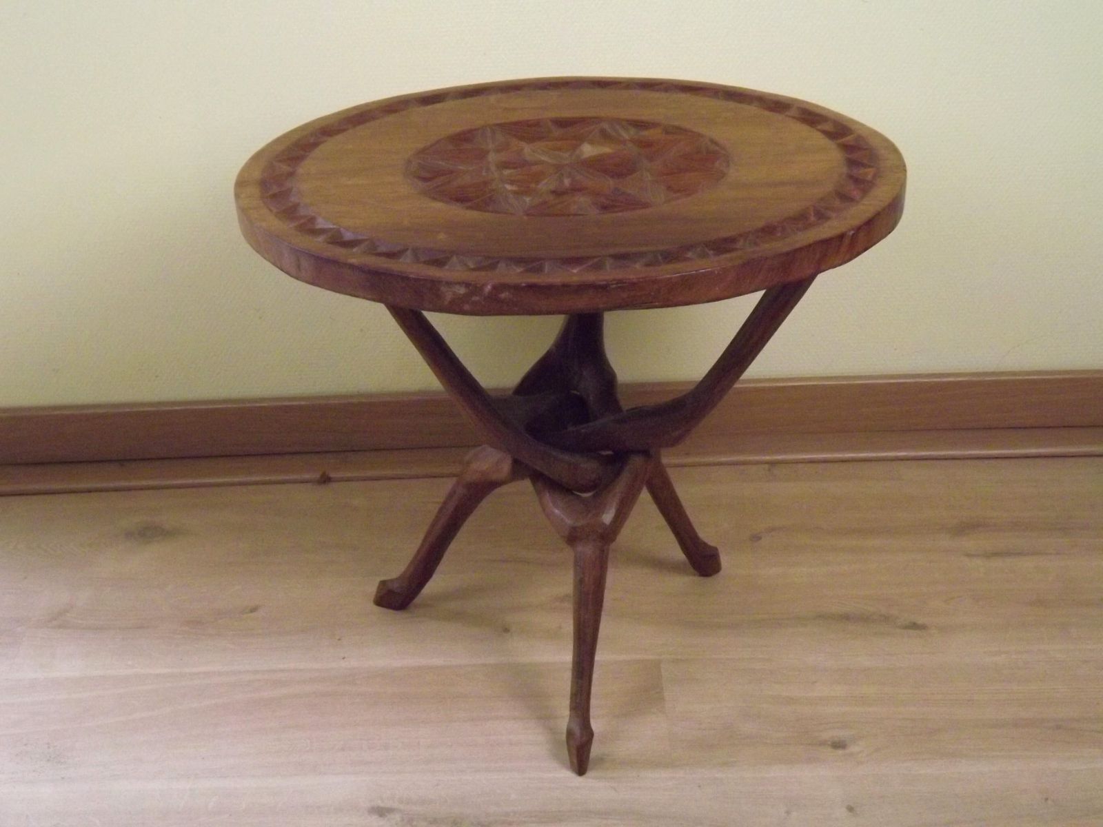 Table d'appoint en bois dur africain sculpté, plateau géométrique et pieds entrelacés photo for sale
