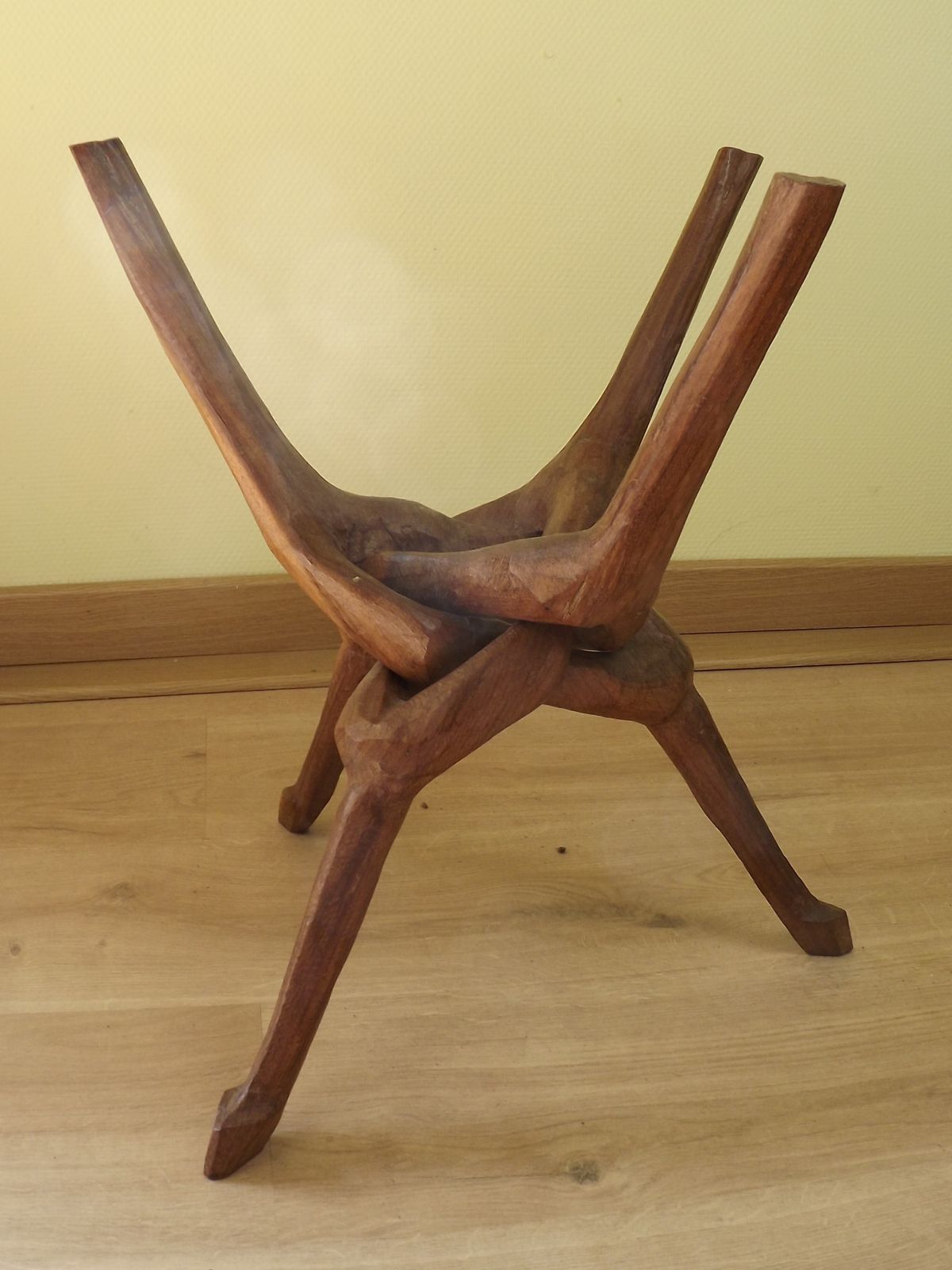 Mobilier Table d'appoint en bois dur africain sculpté, plateau géométrique et pieds entrelacés photo