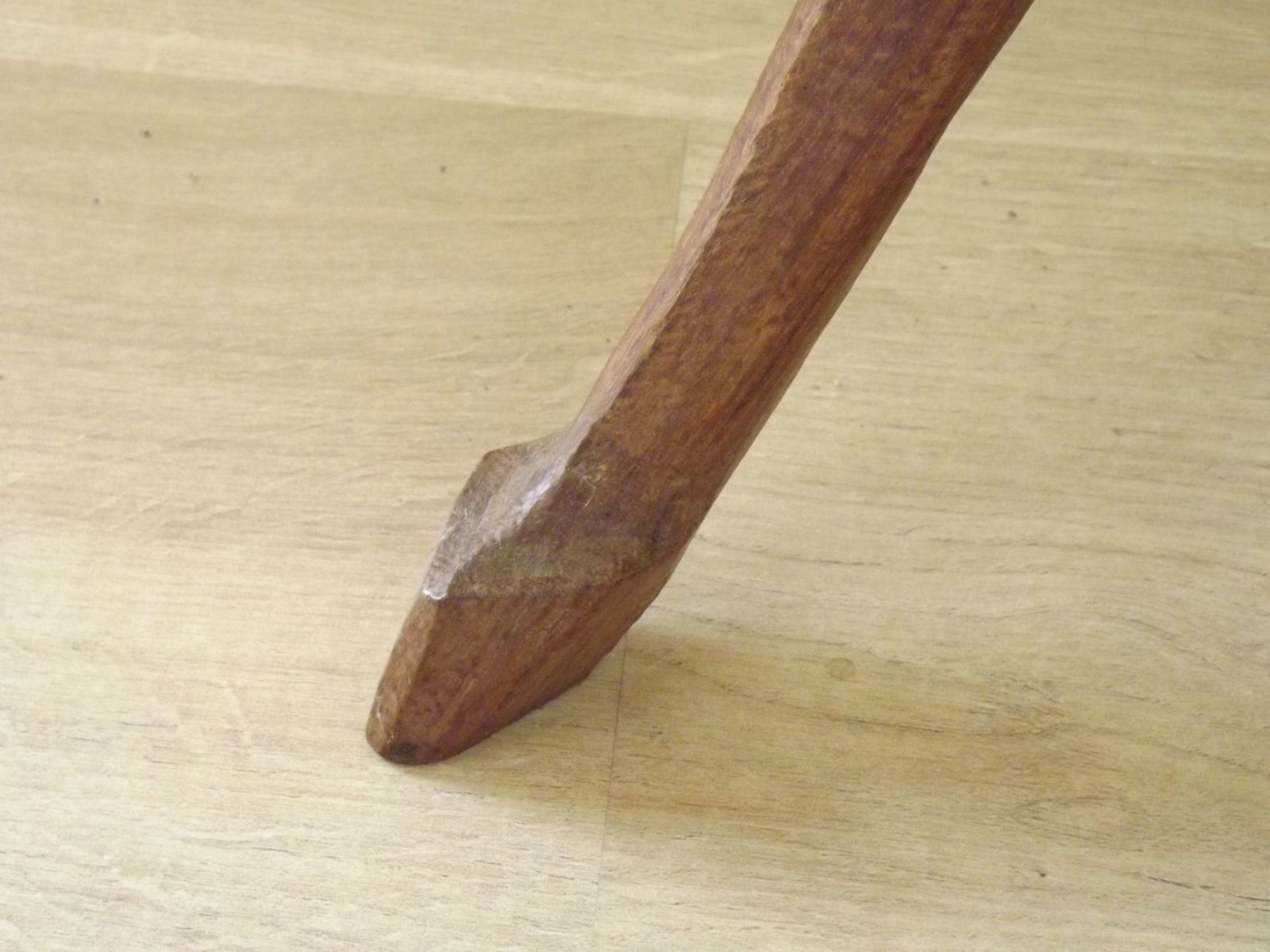 photo vinterior Table d'appoint en bois dur africain sculpté, plateau géométrique et pieds entrelacés