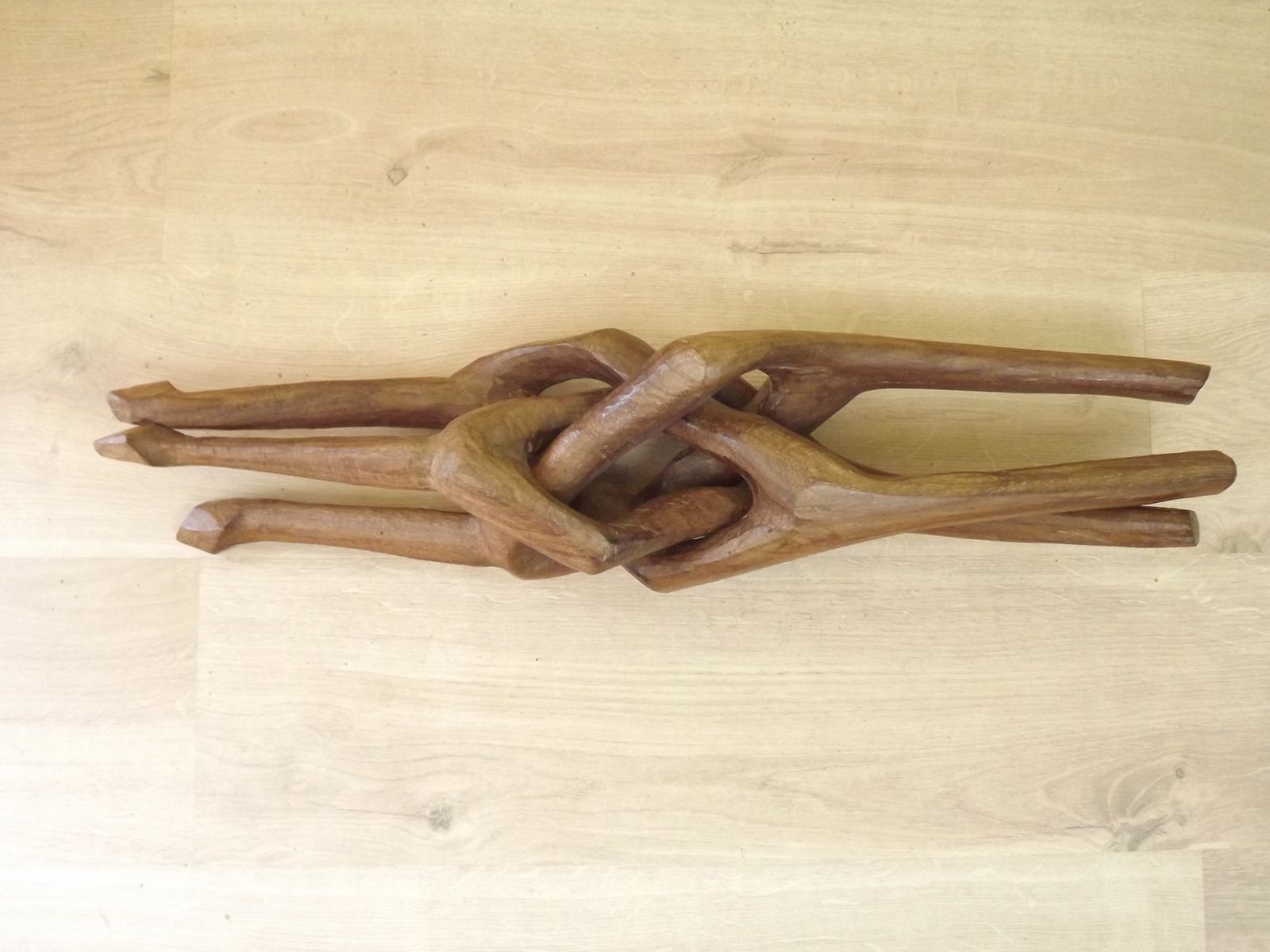 photo vintage Table d'appoint en bois dur africain sculpté, plateau géométrique et pieds entrelacés