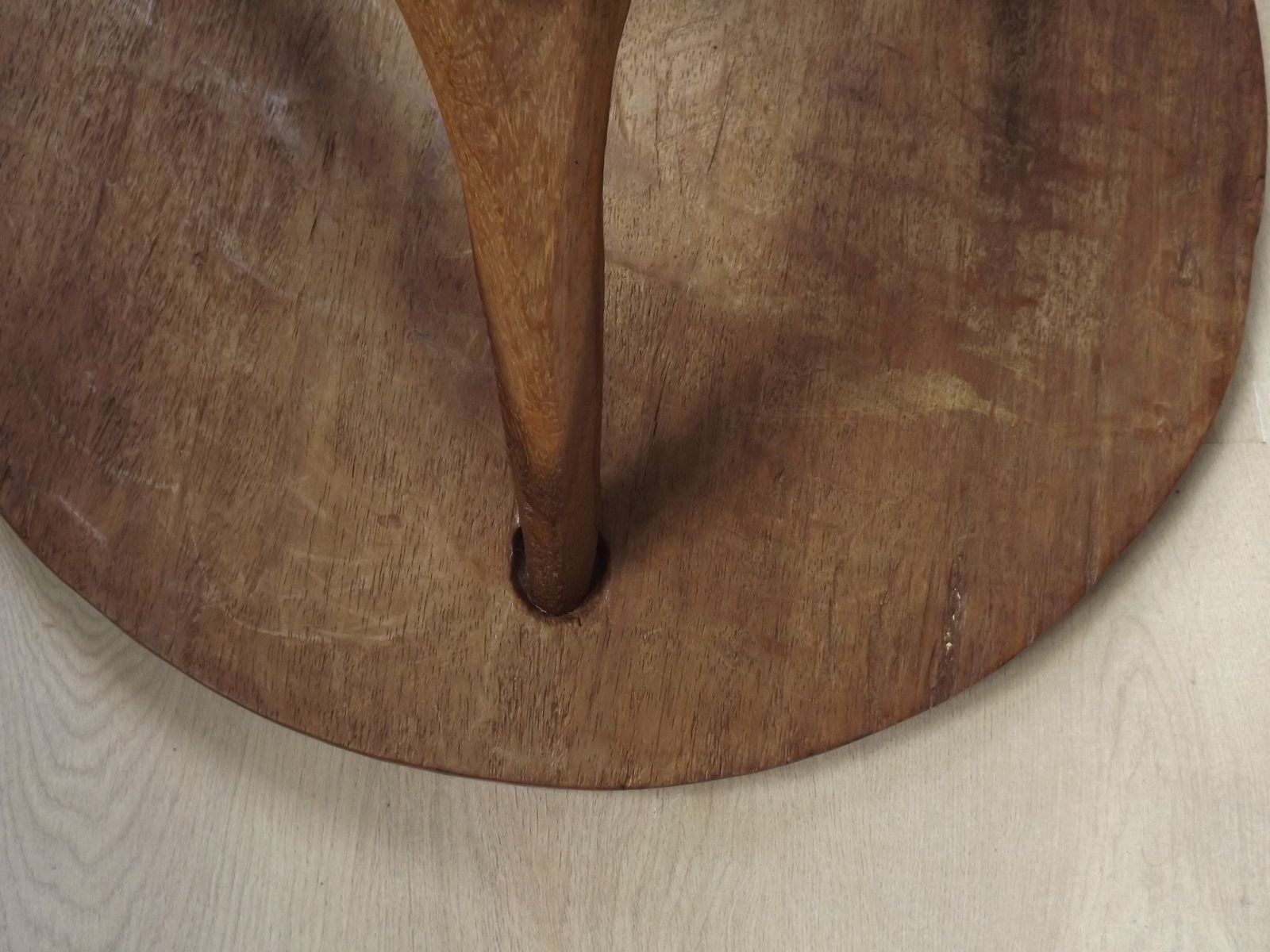 Table d'appoint en bois dur africain sculpté, plateau géométrique et pieds entrelacés photo vintage