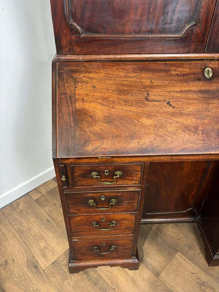 photo vintage Georgian Mahogany Kneehole Bureau Bookcase