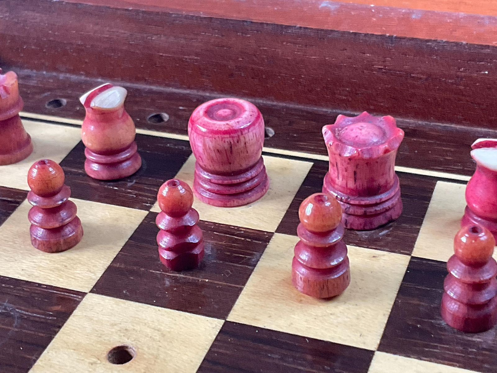 photo vinterior Antique Victorian Mahogany Travel Chess Set – Hand Turned Bone Pieces – C.1880
