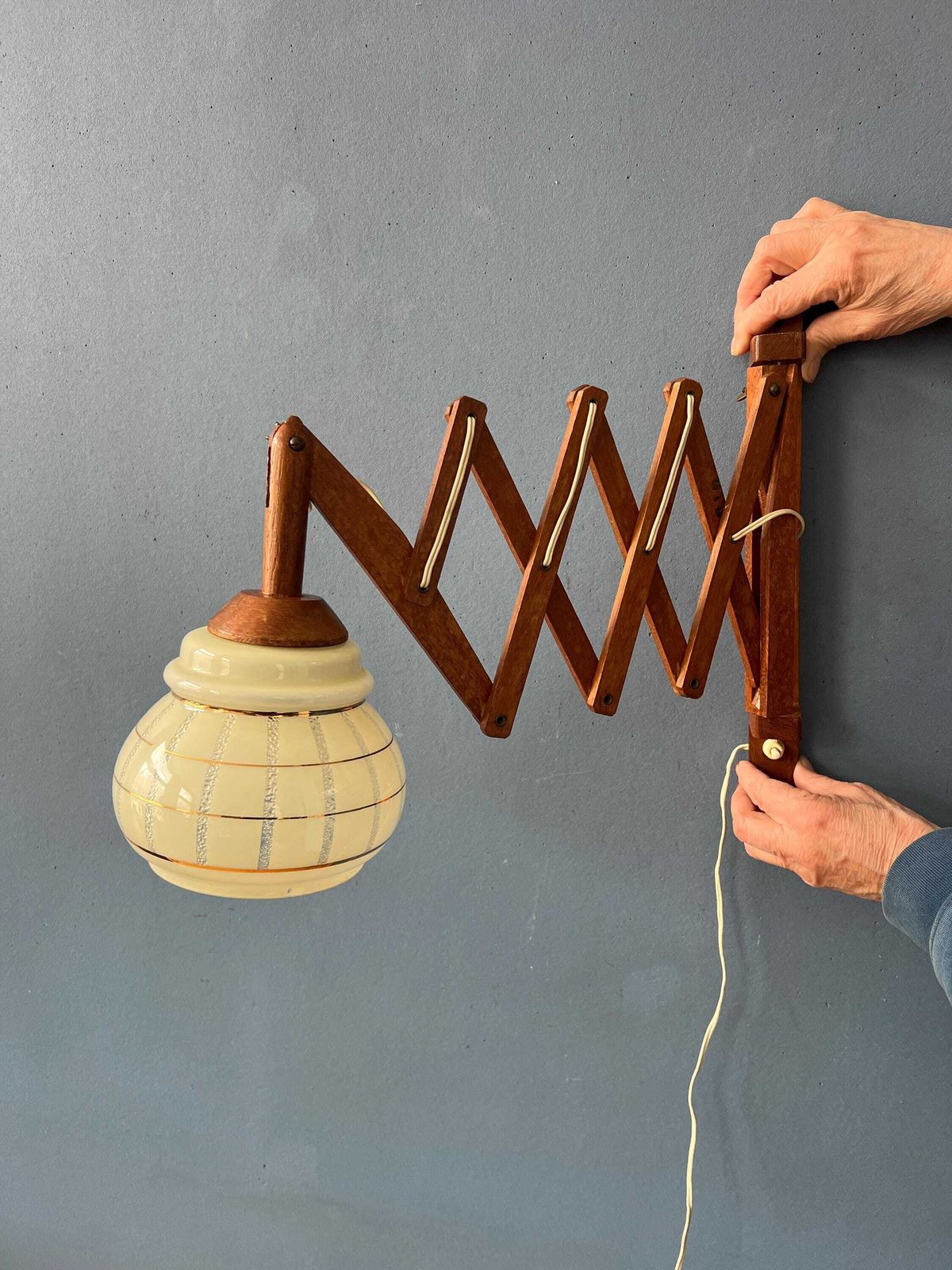 Vintage Teakhouten Schaarlamp Met Glazen Kap photo vintage