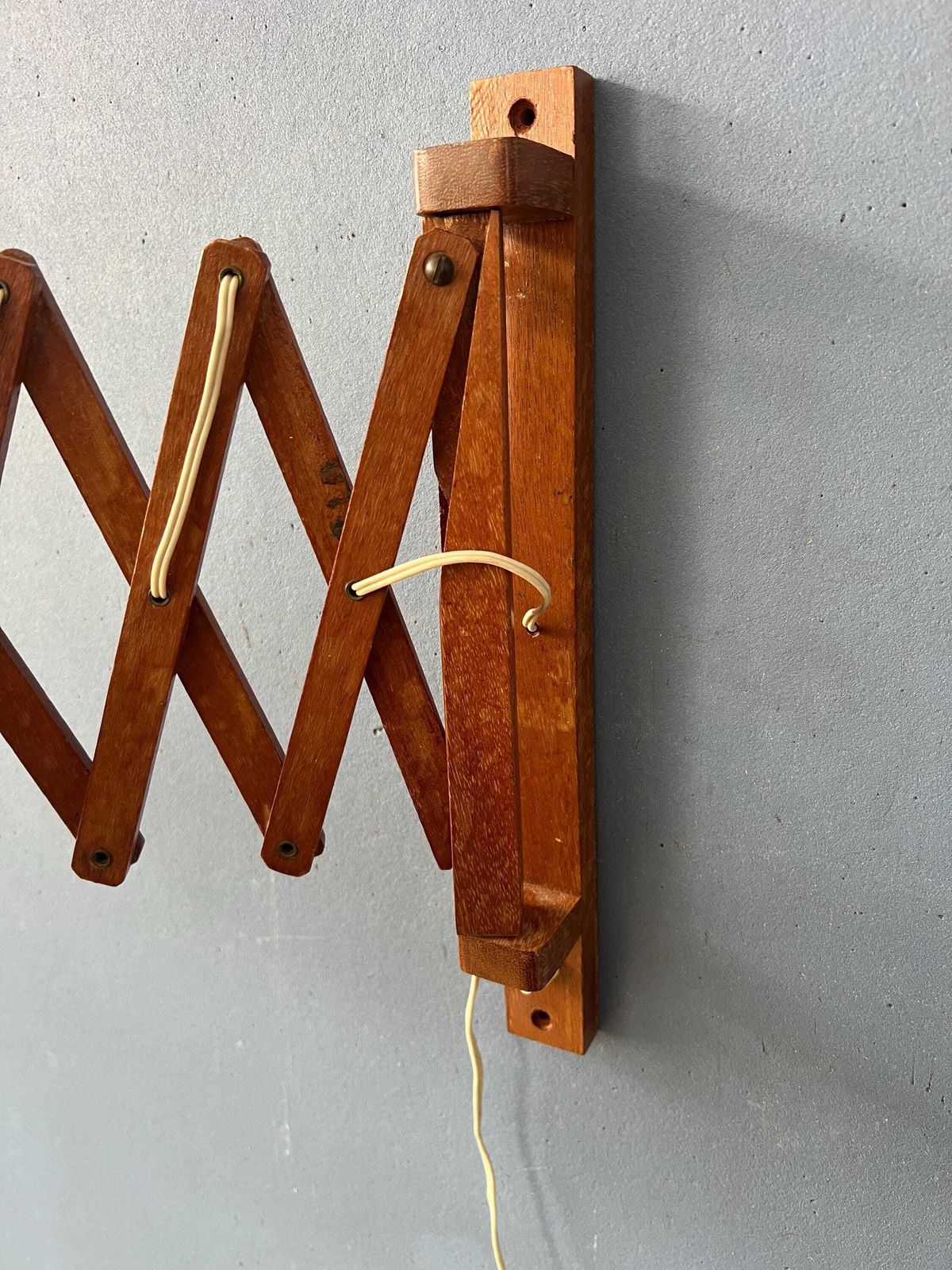 photo vinterior Vintage Teakhouten Schaarlamp Met Glazen Kap