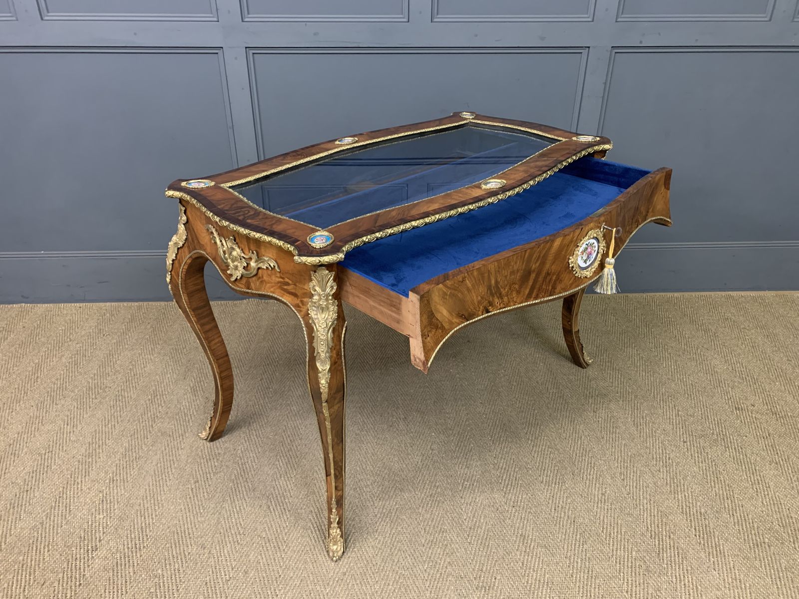 photo vintage Fine 19th Century Bijouterie Table