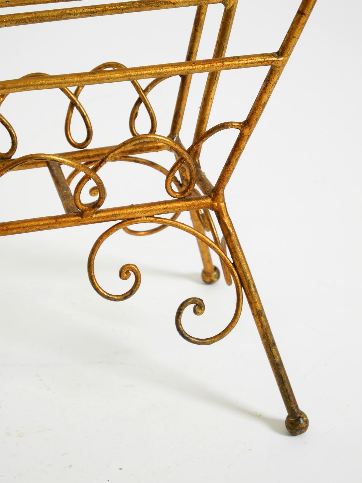 photo vinterior Extraordinary Mid Century Newspaper And Magazine Rack With A Gilded Metal Frame