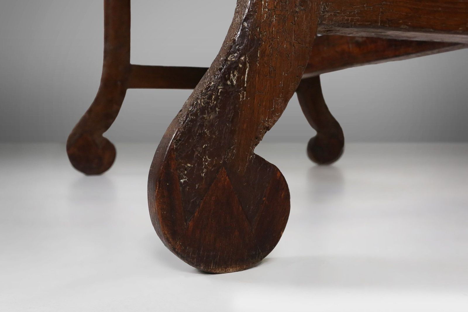 photo vinterior Antique Spanish Console Table In Carved Oak With Drawers, 1700s