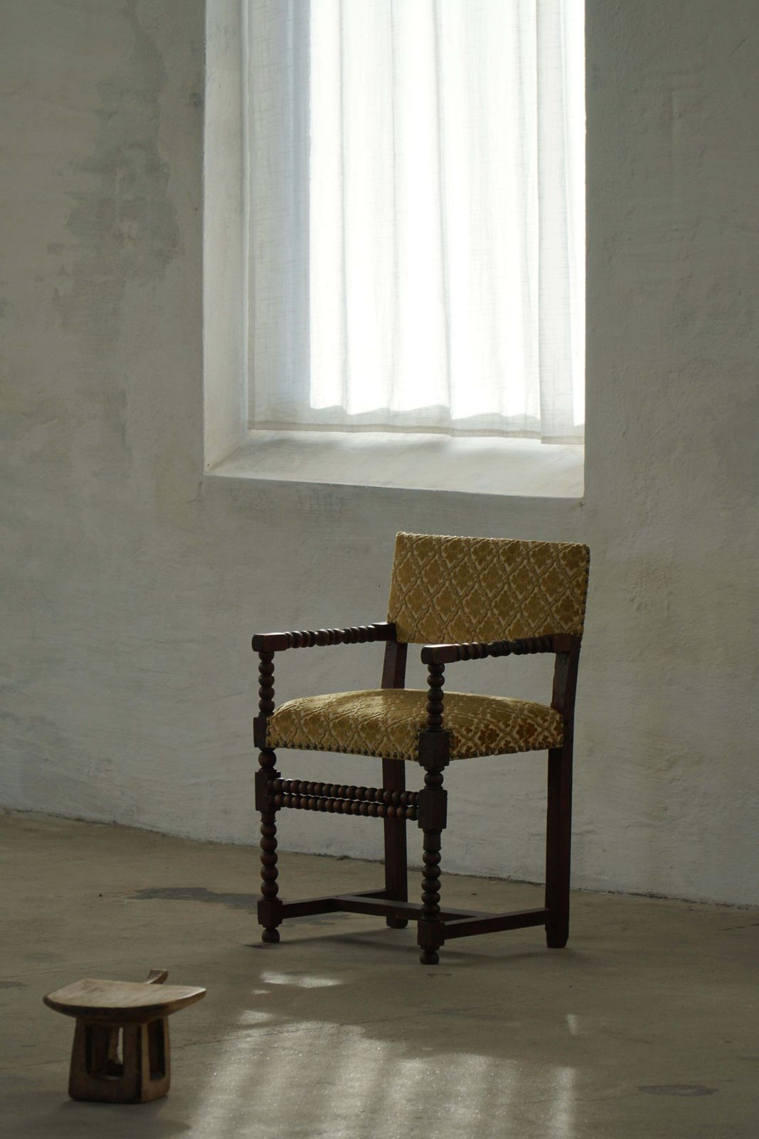 photo vinterior French Bobbin Louis XIII Style Armchair, Patterned Fabric, Early 20th Century
