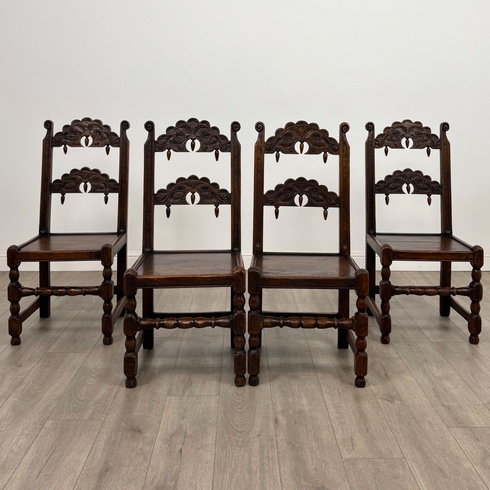 Antique 20th Century Set Of 4 Jacobean Style Oak Dining Chairs ( Af 5372 )
