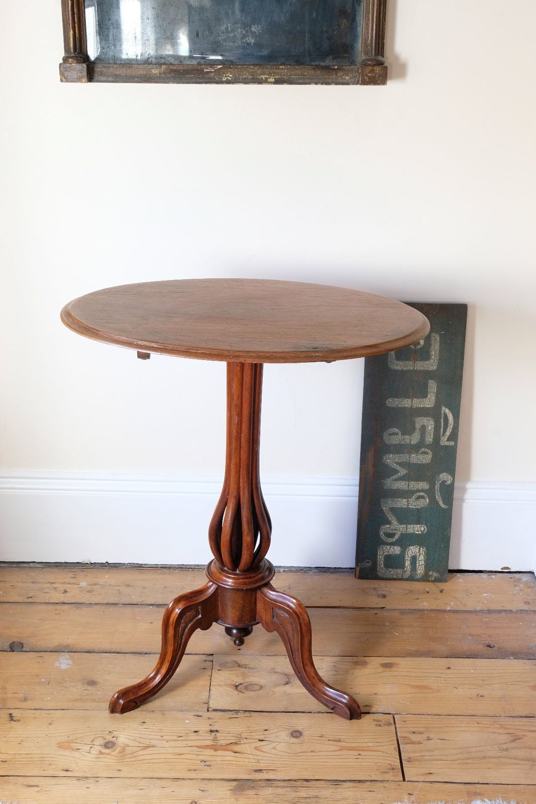 photo vinterior Late Victorian Mahogany Oval Tilt Top Tripod Table