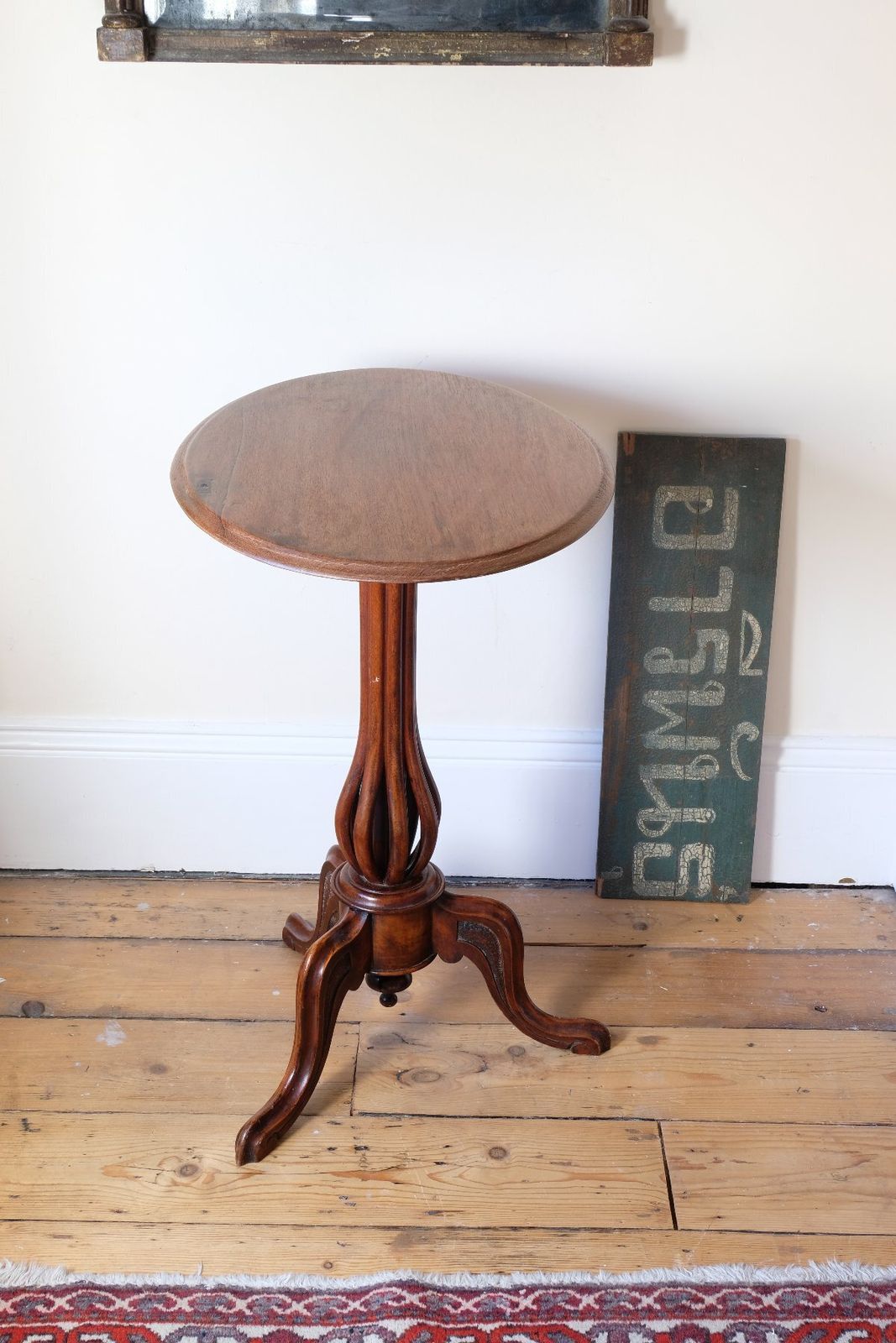 photo vintage Late Victorian Mahogany Oval Tilt Top Tripod Table