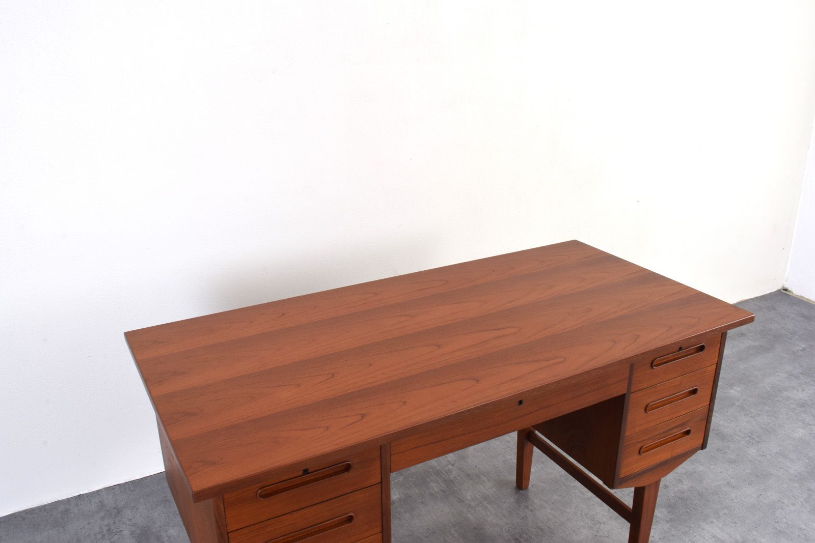 photo vintage Mid Century Danish Teak Executive Desk, 1960s.