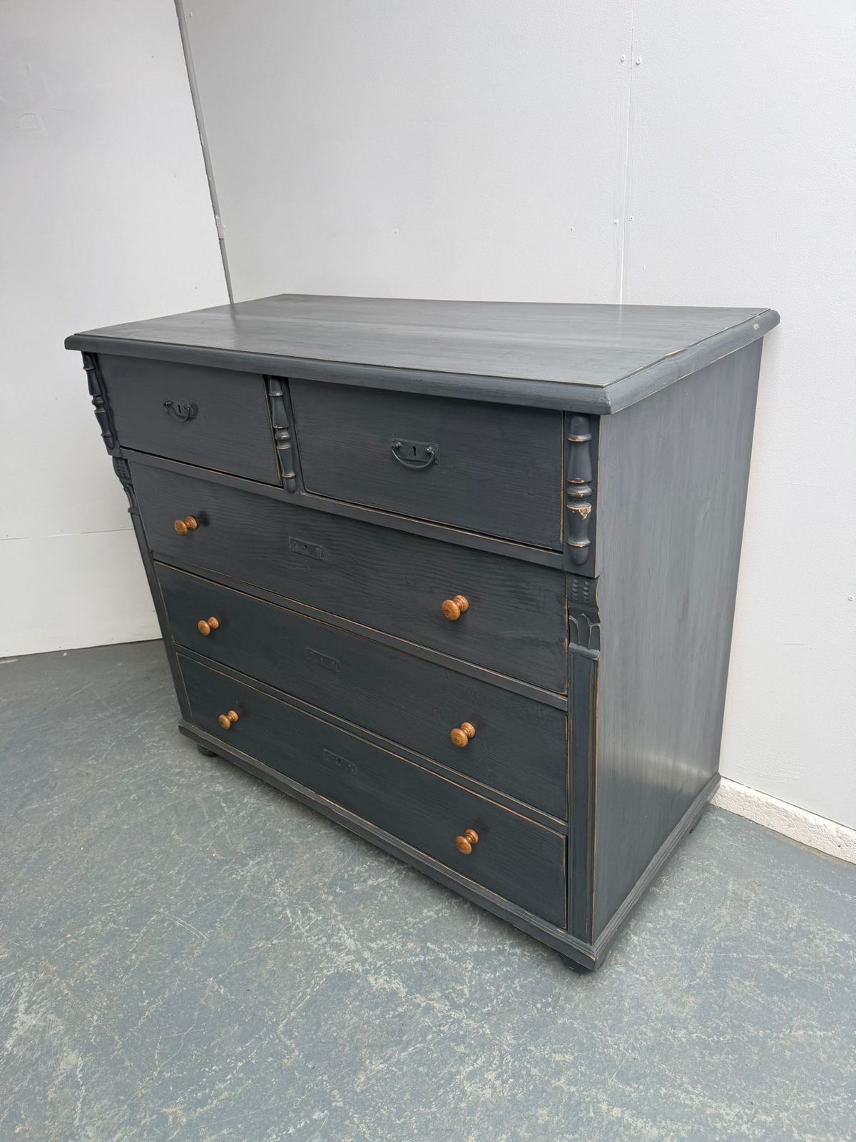 A Lovely Pine Victorian Painted Light Grey 5 Drawer Chest Of Drawers