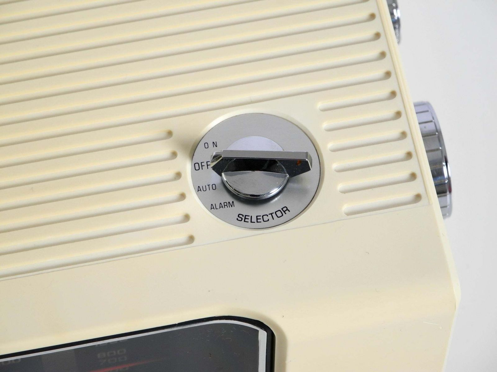 photo vintage Original 1970s National Panasonic Flip Number Radio Alarm Clock Model.